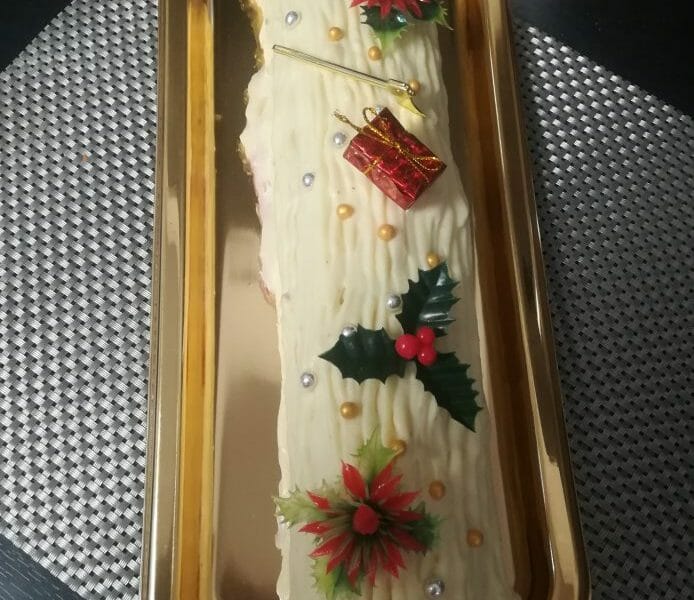 Cliquez pour zoomer ! Bûche de Noël framboises et chocolat blanc Thermomix par rik059@yahoo.fr