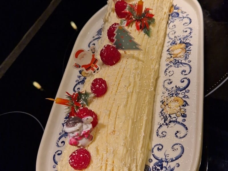Cliquez pour zoomer ! Bûche de Noël framboises et chocolat blanc Thermomix par Mandy 🌺