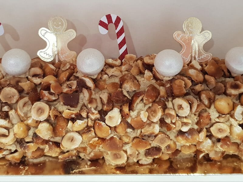 Cliquez pour zoomer ! Bûche pralinée aux éclats de noisettes caramélisés Thermomix par Eliceline