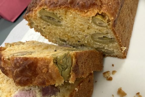Cliquez pour zoomer ! Cake salé jambon fromage et olives Thermomix par Les Gourmandises de Zézette