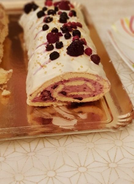 Cliquez pour zoomer ! Bûche de Noël framboises et chocolat blanc Thermomix par Leocastagute