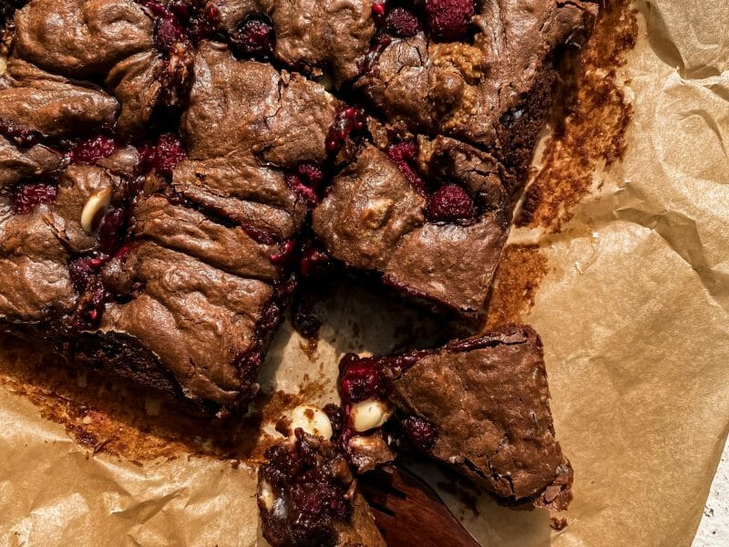 Cliquez pour zoomer ! Brownie framboises, pistaches et pépites de chocolat blanc Thermomix par Bea031
