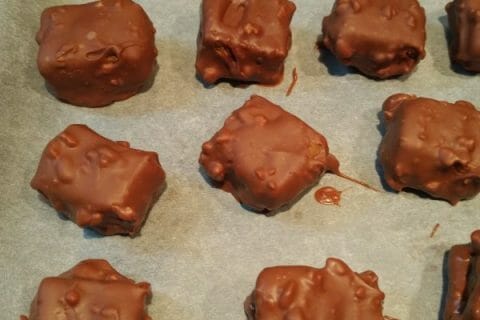 Cliquez pour zoomer ! Caramels aux cacahuètes enrobés de chocolat Thermomix par Anna62