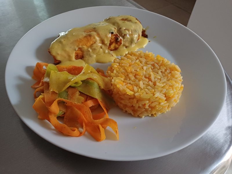 Cliquez pour zoomer ! Saumon sauce curry et tagliatelles de légumes Thermomix par mary12775