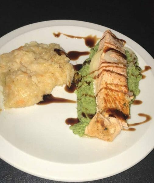 Cliquez pour zoomer ! Saumon sur purée de brocolis Thermomix par samia oui