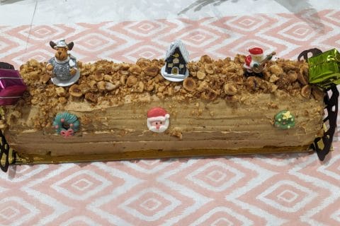 Cliquez pour zoomer ! Bûche pralinée aux éclats de noisettes caramélisés Thermomix par carolee77