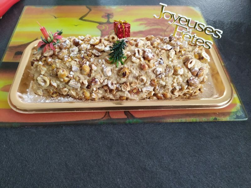 Cliquez pour zoomer ! Bûche pralinée aux éclats de noisettes caramélisés Thermomix par Mickael43200