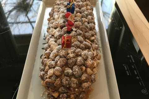 Cliquez pour zoomer ! Bûche pralinée aux éclats de noisettes caramélisés Thermomix par Carineb57