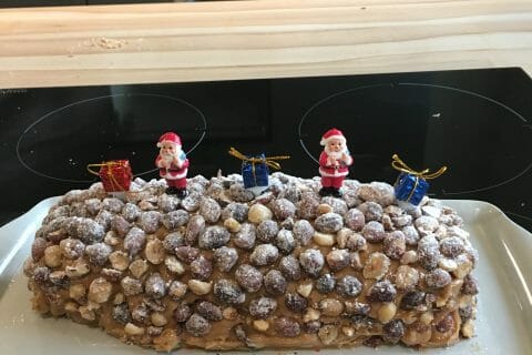 Cliquez pour zoomer ! Bûche pralinée aux éclats de noisettes caramélisés Thermomix par Carineb57