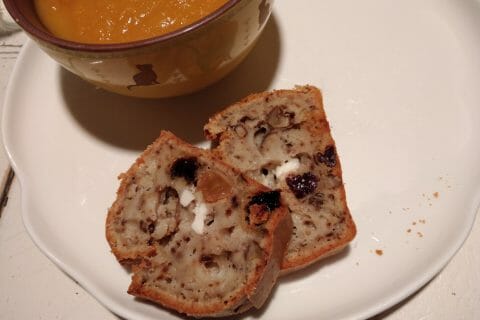 Cliquez pour zoomer ! Cake à la fourme d’Ambert, noix et raisins secs Thermomix par originebike