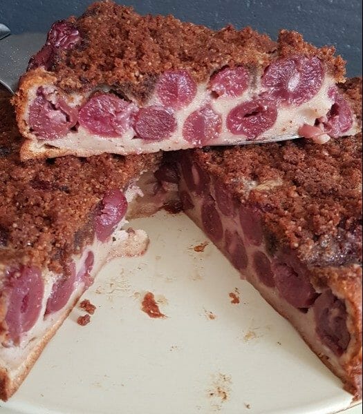 Cliquez pour zoomer ! Clafoutis cerises, noisettes et crumble spéculoos Thermomix par sophie58