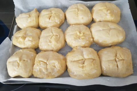Cliquez pour zoomer ! Hot cross buns – petits pains anglais de Pâques Thermomix par Djuna