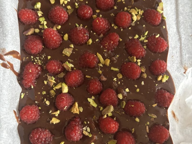 Cliquez pour zoomer ! Brownie framboises, pistaches et pépites de chocolat blanc Thermomix par laura_theo_