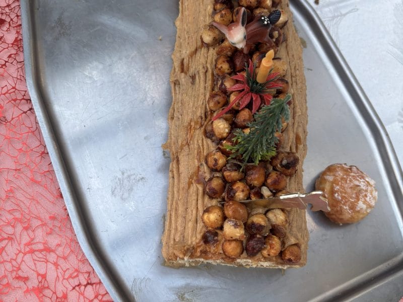 Cliquez pour zoomer ! Bûche pralinée aux éclats de noisettes caramélisés Thermomix par Les Darons