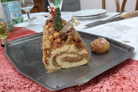 Cliquez pour zoomer ! Bûche pralinée aux éclats de noisettes caramélisés Thermomix par Les Darons
