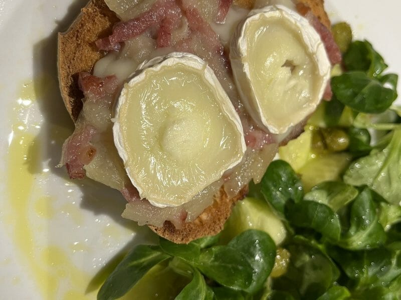 Cliquez pour zoomer ! Tartines échalotes et poires au chèvre Thermomix par Amandimix