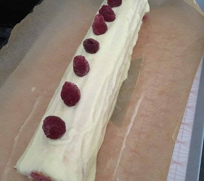 Cliquez pour zoomer ! Bûche de Noël framboises et chocolat blanc Thermomix par Marine_35300