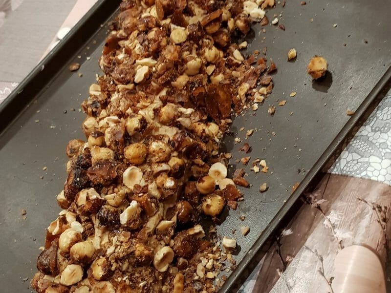 Cliquez pour zoomer ! Bûche pralinée aux éclats de noisettes caramélisés Thermomix par Elodieabby