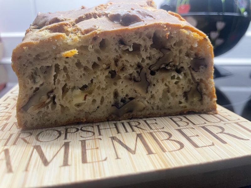 Cliquez pour zoomer ! Cake à la fourme d’Ambert, noix et raisins secs Thermomix par Ankou92
