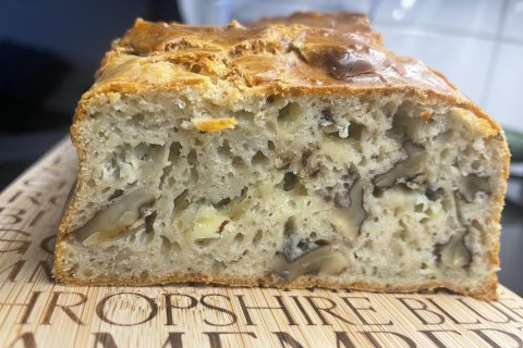 Cliquez pour zoomer ! Cake à la fourme d’Ambert, noix et raisins secs Thermomix par Ankou92