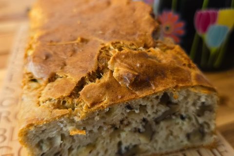 Cliquez pour zoomer ! Cake à la fourme d’Ambert, noix et raisins secs Thermomix par Ankou92