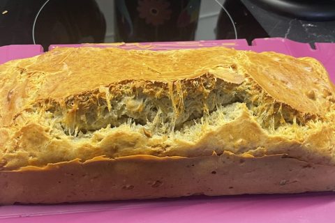 Cliquez pour zoomer ! Cake à la fourme d’Ambert, noix et raisins secs Thermomix par Ankou92