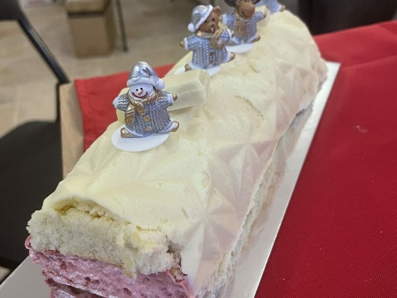 Cliquez pour zoomer ! Bûche de Noël framboises et chocolat blanc Thermomix par Mallory30