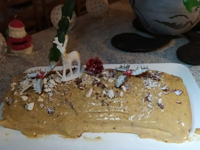 Cliquez pour zoomer ! Bûche pralinée aux éclats de noisettes caramélisés Thermomix par Fran031
