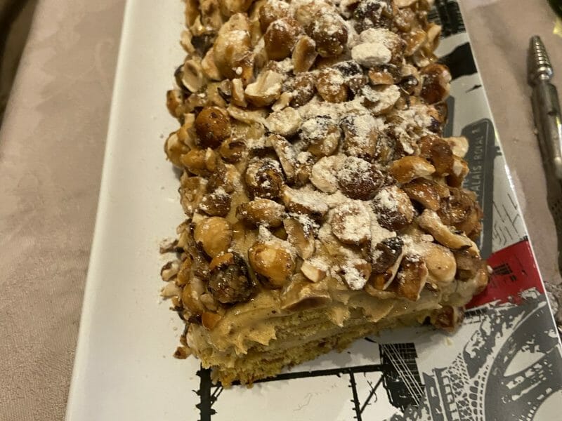 Cliquez pour zoomer ! Bûche pralinée aux éclats de noisettes caramélisés Thermomix par Elhor