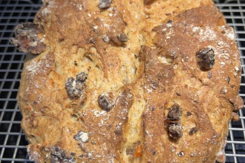 Cliquez pour zoomer ! Pain cocotte aux carottes et aux noisettes Thermomix par thuyrob