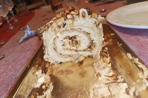 Cliquez pour zoomer ! Bûche pralinée aux éclats de noisettes caramélisés Thermomix par Sdrine