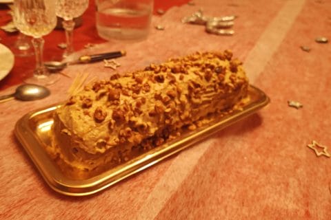 Cliquez pour zoomer ! Bûche pralinée aux éclats de noisettes caramélisés Thermomix par Sdrine