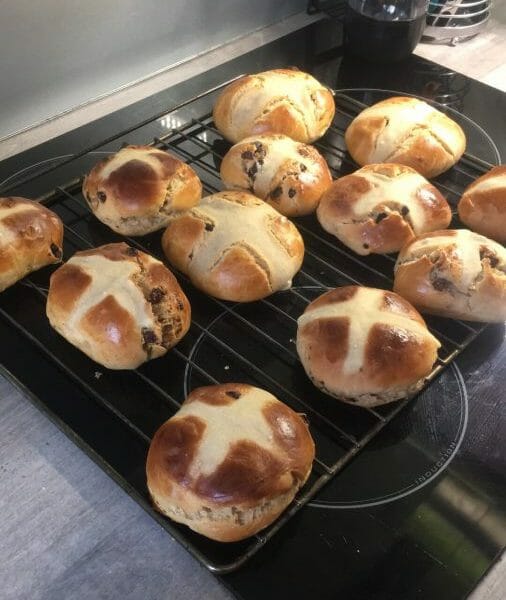 Cliquez pour zoomer ! Hot cross buns – petits pains anglais de Pâques Thermomix par Mialili