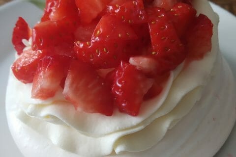 Cliquez pour zoomer ! Mini pavlova aux fraises Thermomix par Typouic