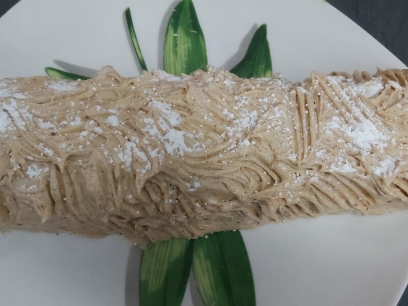 Cliquez pour zoomer ! Bûche pralinée aux éclats de noisettes caramélisés Thermomix par Marina44