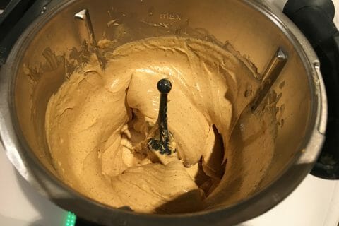 Cliquez pour zoomer ! Bûche pralinée aux éclats de noisettes caramélisés Thermomix par d6bel