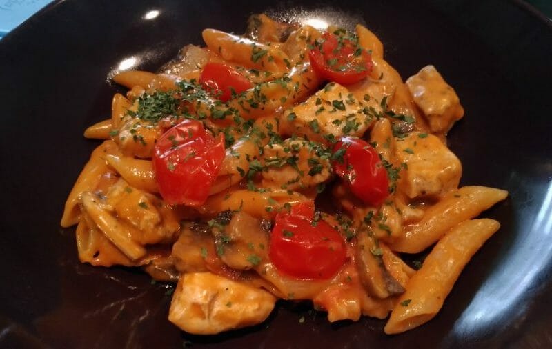 Cliquez pour zoomer ! Pennes au poulet, tomates et champignons Thermomix par soleil13