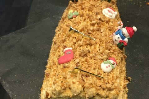 Cliquez pour zoomer ! Bûche pralinée aux éclats de noisettes caramélisés Thermomix par Jennifix