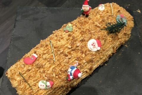 Cliquez pour zoomer ! Bûche pralinée aux éclats de noisettes caramélisés Thermomix par Jennifix