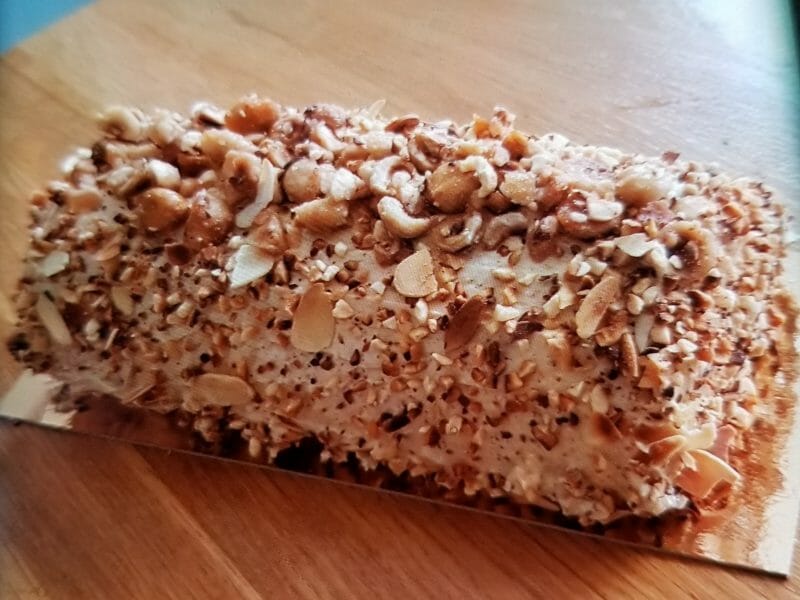 Cliquez pour zoomer ! Bûche pralinée aux éclats de noisettes caramélisés Thermomix par kimkham