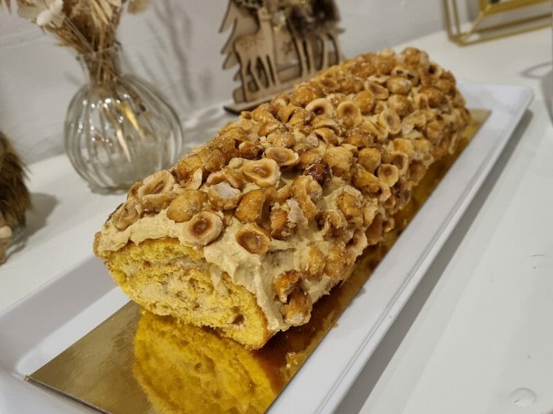 Cliquez pour zoomer ! Bûche pralinée aux éclats de noisettes caramélisés Thermomix par Lucie_66