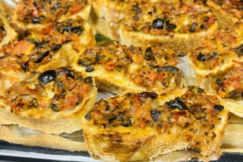 Cliquez pour zoomer ! Crostini tomates, olives et mozzarella Thermomix par Sylvie