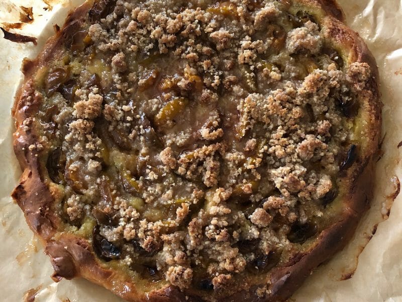 Cliquez pour zoomer ! Tarte briochée aux prunes avec streusel Thermomix par clairezou