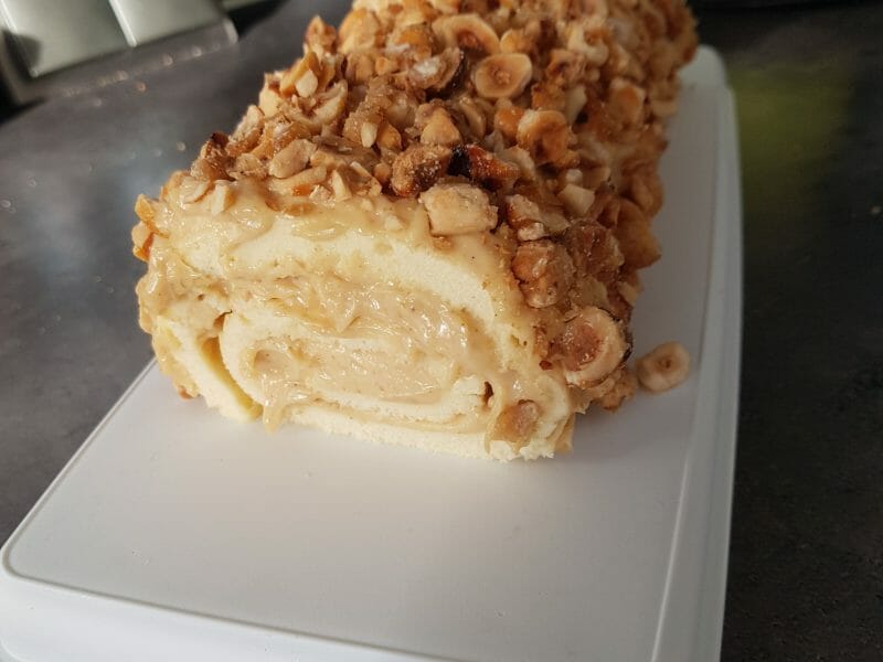 Cliquez pour zoomer ! Bûche pralinée aux éclats de noisettes caramélisés Thermomix par MB2team