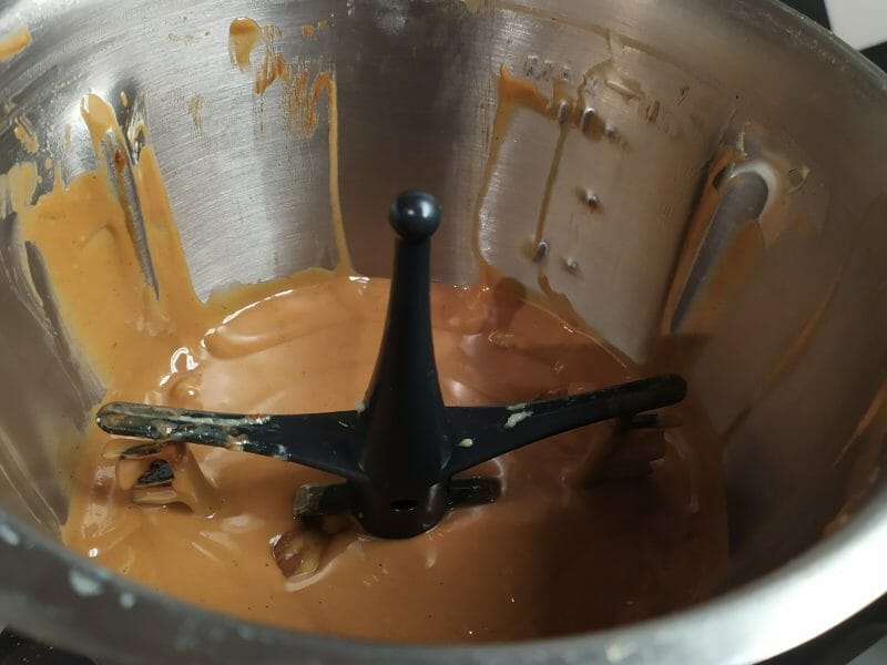 Cliquez pour zoomer ! Bûche pralinée aux éclats de noisettes caramélisés Thermomix par Celine-du-10