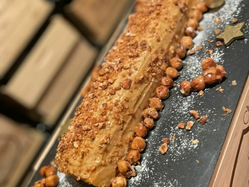 Cliquez pour zoomer ! Bûche pralinée aux éclats de noisettes caramélisés Thermomix par nad-