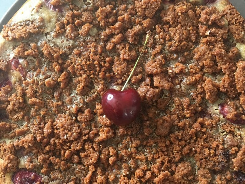 Cliquez pour zoomer ! Clafoutis cerises, noisettes et crumble spéculoos Thermomix par Rosalya