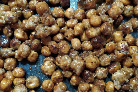 Cliquez pour zoomer ! Bûche pralinée aux éclats de noisettes caramélisés Thermomix par guamo07