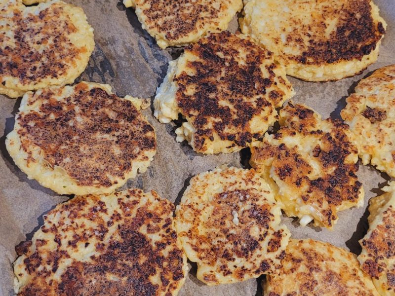 Cliquez pour zoomer ! Galettes de chou-fleur et sauce yaourt Thermomix par bouboucourage