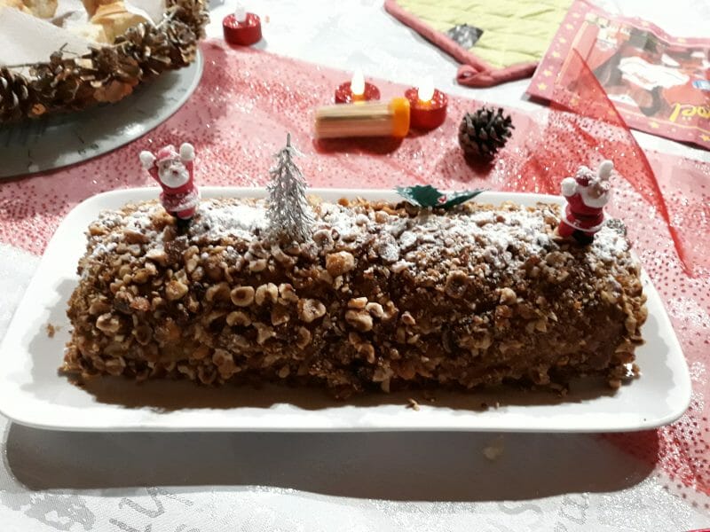 Cliquez pour zoomer ! Bûche pralinée aux éclats de noisettes caramélisés Thermomix par lefka